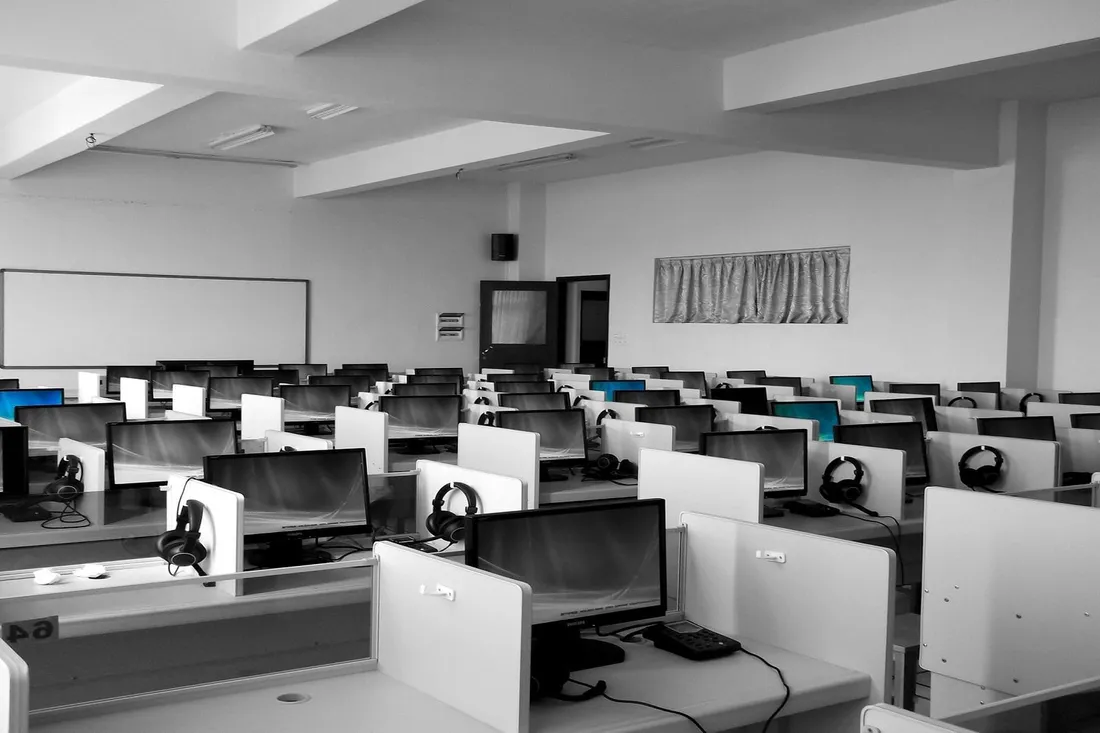 Büro mit mehreren Arbeitsplätzen und Monitoren
